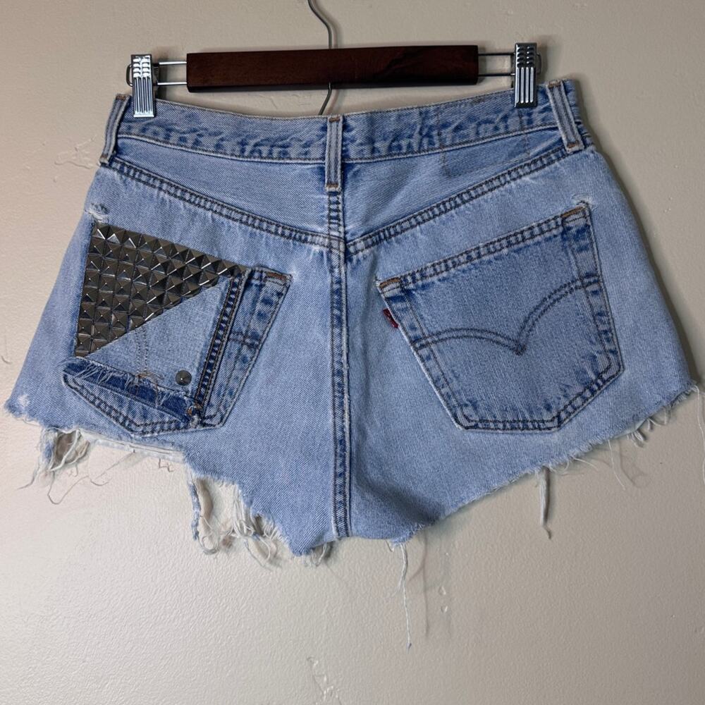 501 Levi’s High Waisted Vintage Studded Flap Pocket Shorts Fray Hem 8